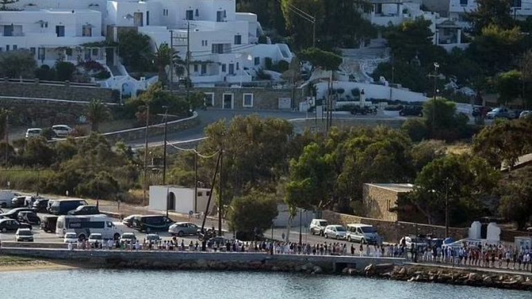 Ίος: Δεκάδες Ιρλανδοί παρατάχθηκαν στο λιμάνι κατά την μεταφορά των σορών των συμμαθητών τους